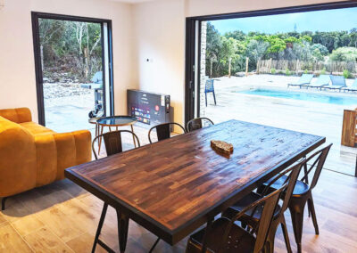 Salle à manger au sein d'un logement à louer en Corse.