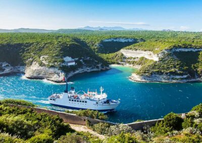 Aller en Corse en ferry : Confort, luxe et durabilité avec la méridionale.