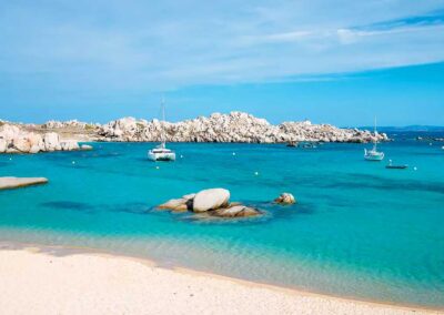 Calla Acciarino : Plage réputée pour être la plus belle de Corse, sur l'île Lavezzi.
