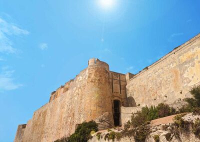 Fort en bord de falaise, citadelle historique de Bonifacio, en Corse du sud.