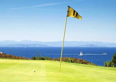 Le golf de sperone à Bonifacio : Un magnifique parcours implanté dans un sublime paysage préservé, en bord de mer.