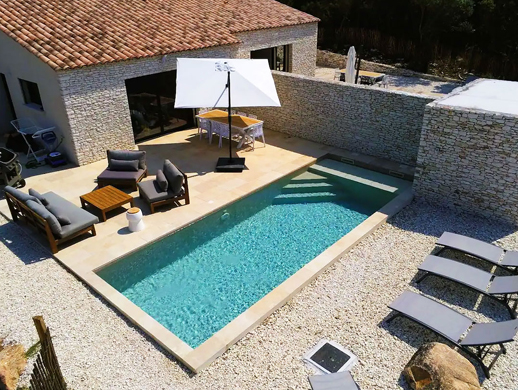 Louer une villa avec piscine à Bonifacio, en Corse du sud, pour des vacances haut de gamme.