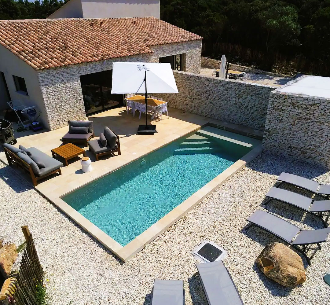 Louer une villa avec piscine à Bonifacio, en Corse du sud, pour des vacances haut de gamme.