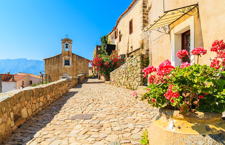 Tousirme en Corse, jolie ruelle d'un village typique.