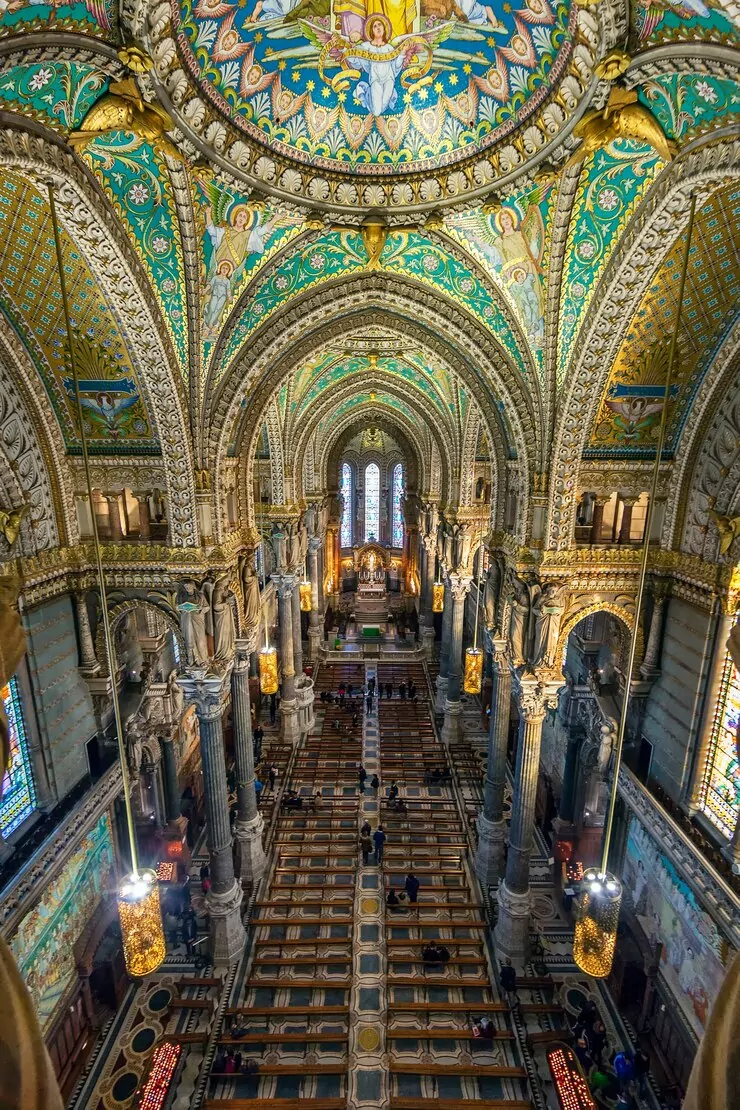 Voyages en France : Découvrez son patrimoine magnifique comme la basilique Notre-Dame de Fourvière à Lyon.