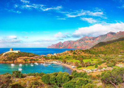 Aller en Corse en voyageant dans un navire de luxe.