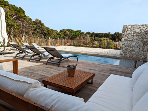 Espaces jardins avec vue sur terrasse et piscine de la villa Alix.